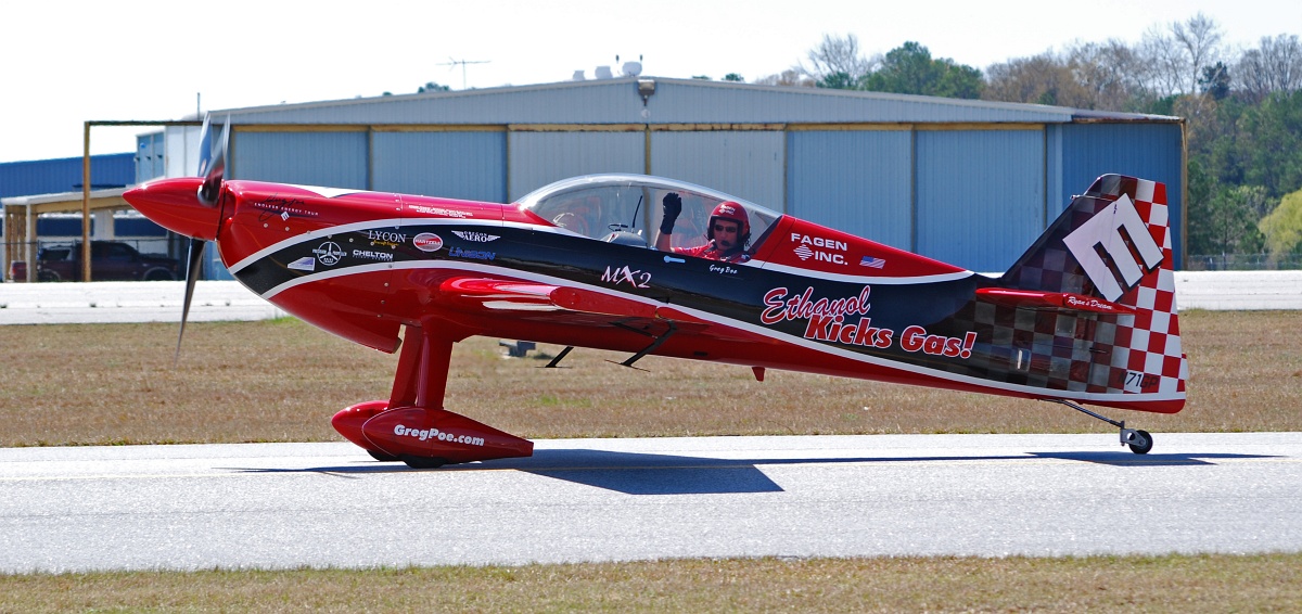 DSC_6491a.jpg - Another carbon composite plane, the MX-2 has a 385 HP engine and only weighs about 1300 lb.