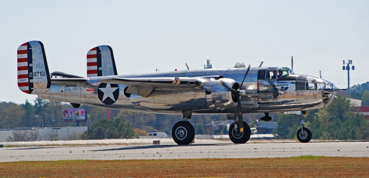 DSC_6634a.jpg - Supposedly, the B-25 is a dream to fly but a nightmare to taxi, due to the free-castoring nose wheel.