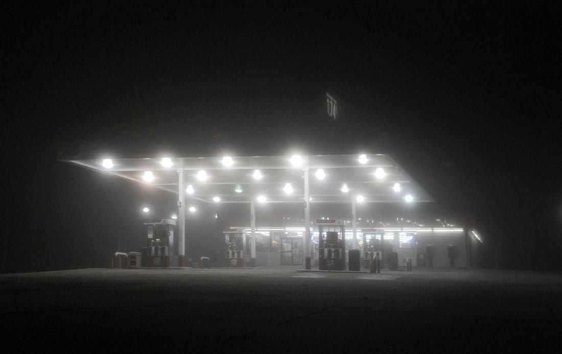 BH09_01_0719b.jpg - Gas station and fog, late one night on the way to Atlanta.